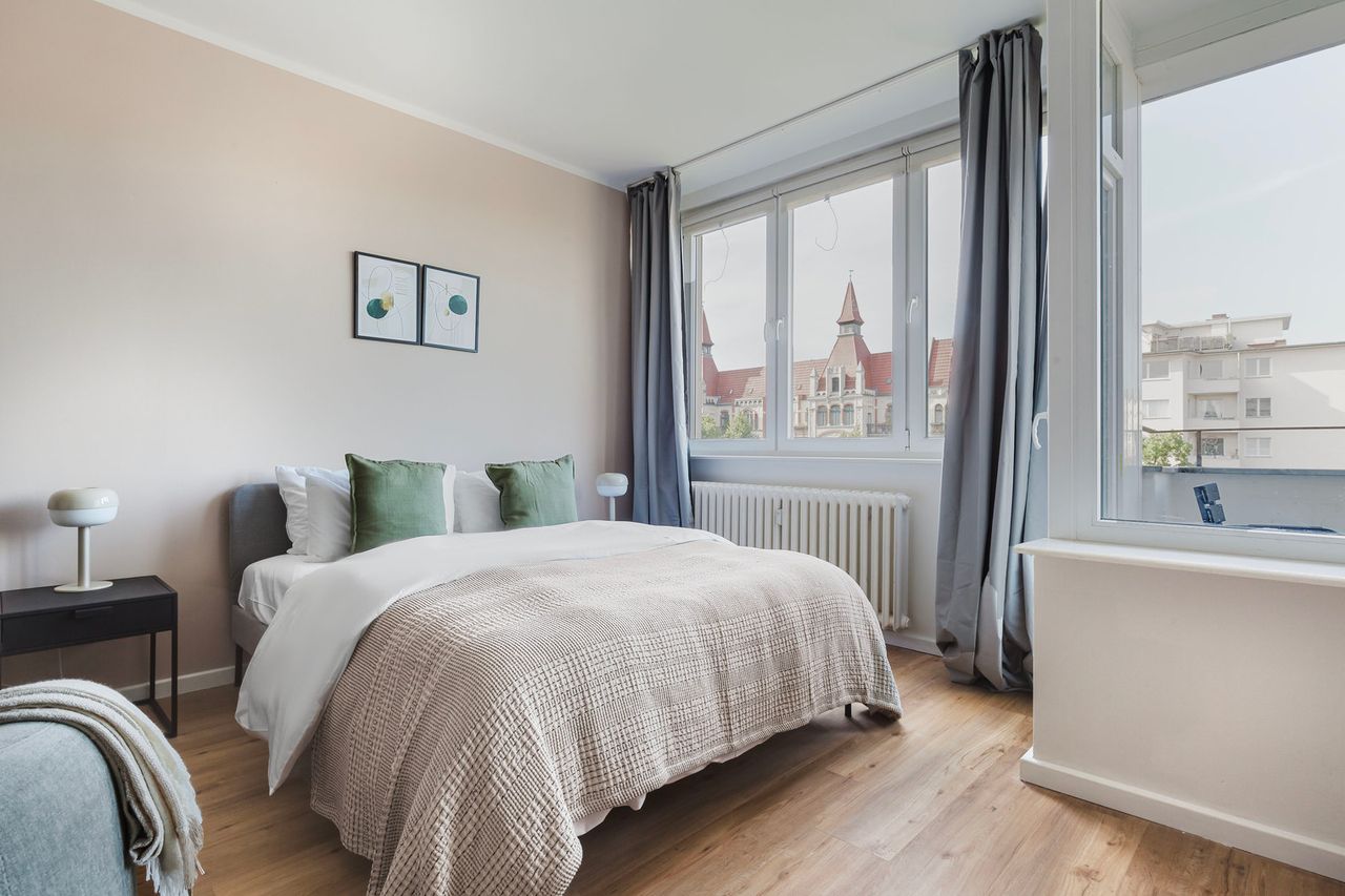 Sunny Kreuzberg Studio, Furnished + Full Kitchen