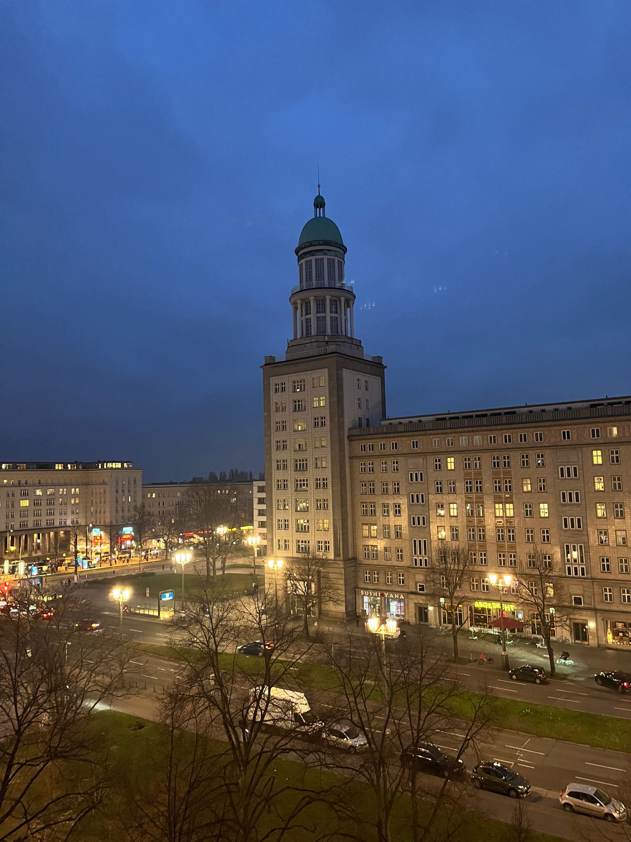 Bright and spacious 2-room apartment right by Frankfurter Tor.