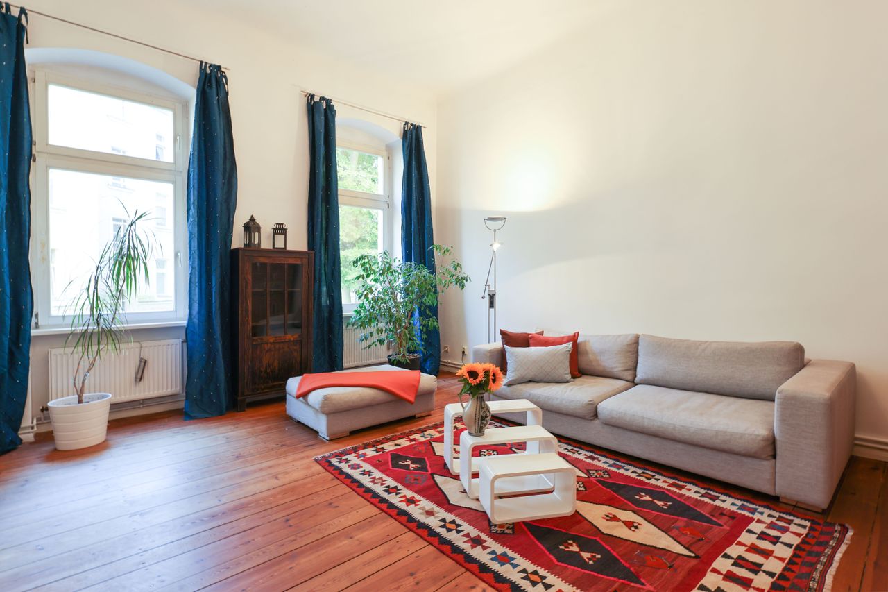 Bright and cozy 2 room apartment in an old building near Victoria Park