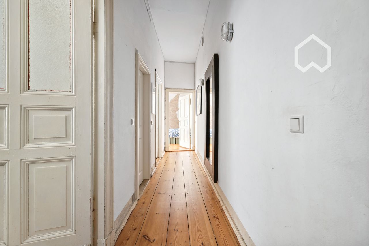 2-room apartment in an old building in the quiet Bötzowkiez – furnished and in a prime location directly at the Volkspark Friedrichshain