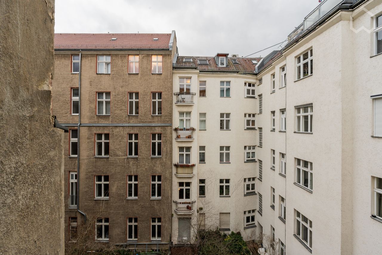 Exclusive 2-room apartment in a prime Berlin location - living near Kudamm