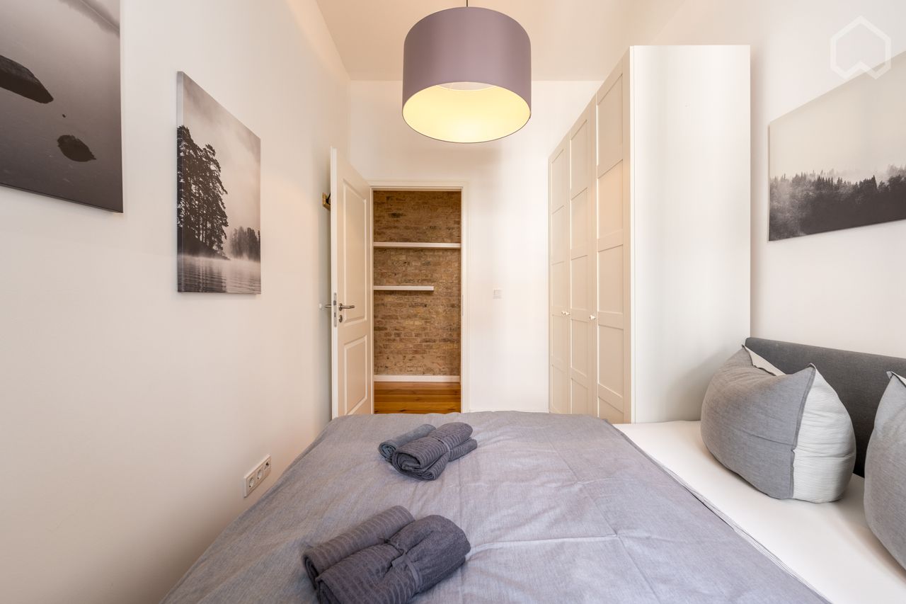 Old building charm: Beautiful temporary flat with balcony facing the inner courtyard in Prenzlauer Berg