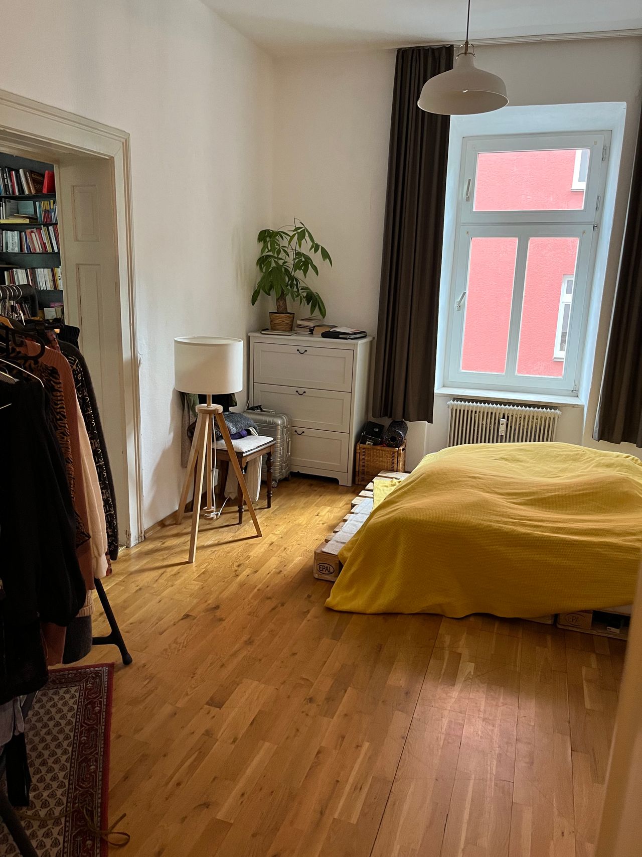 Interim let: Charming 2-room flat in an old building in Munich Neuhausen