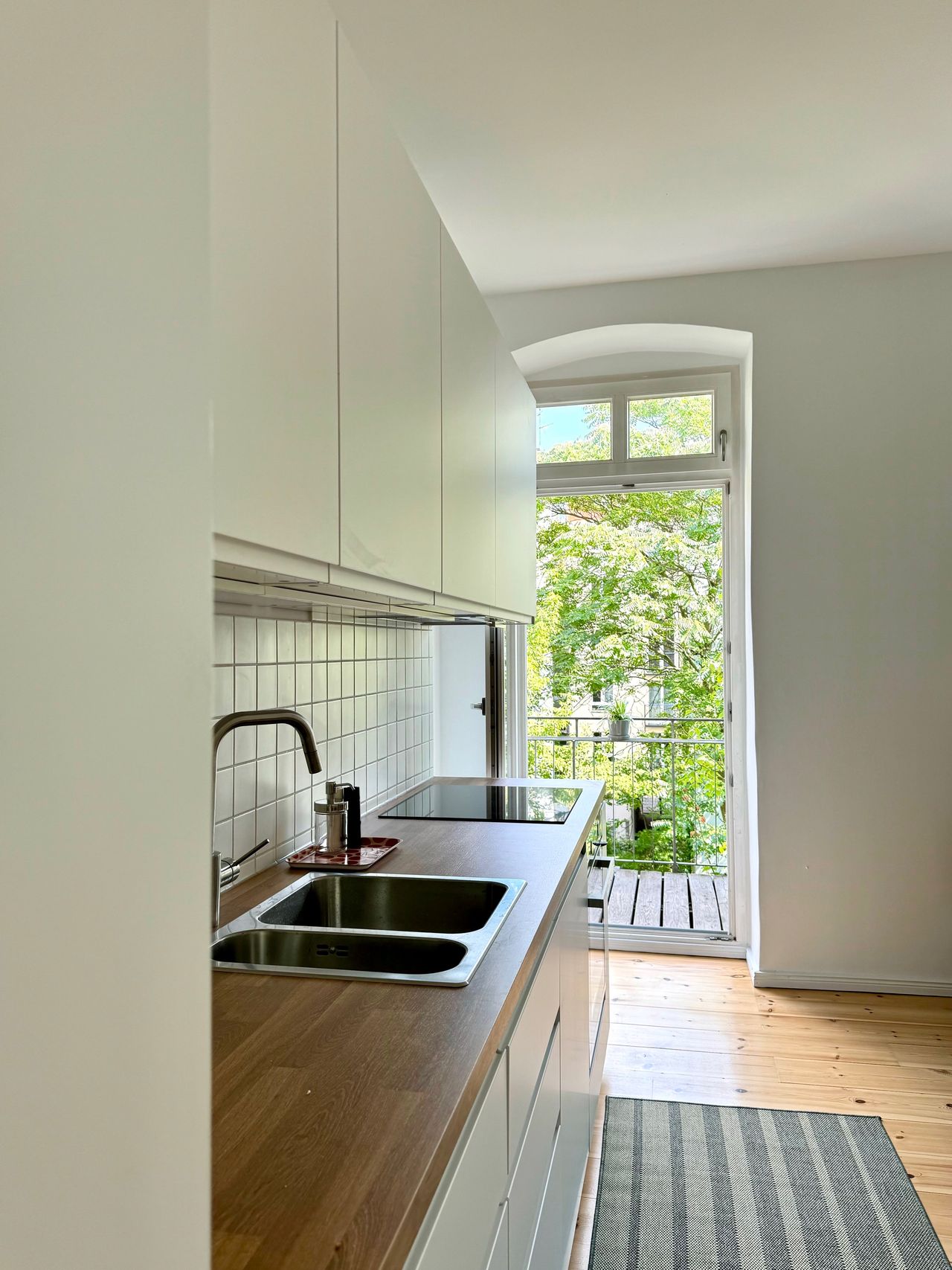 Bright, spacious two-room apartment in the heart of Friedrichshain. First occupancy after renovation and furnishing!