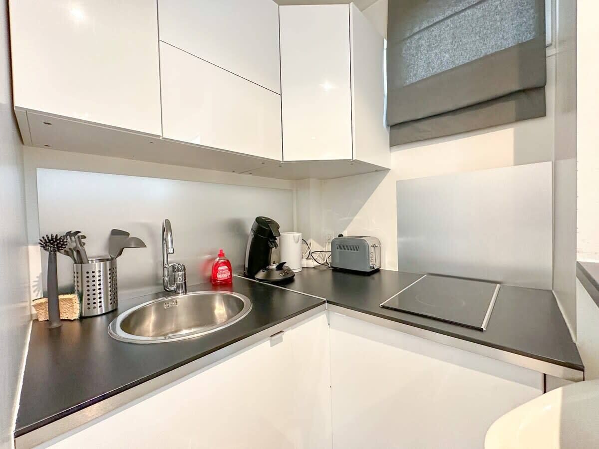 On the ground floor of a building with a courtyard, a fully equipped 20m2 studio in the very chic 16th arrondissement