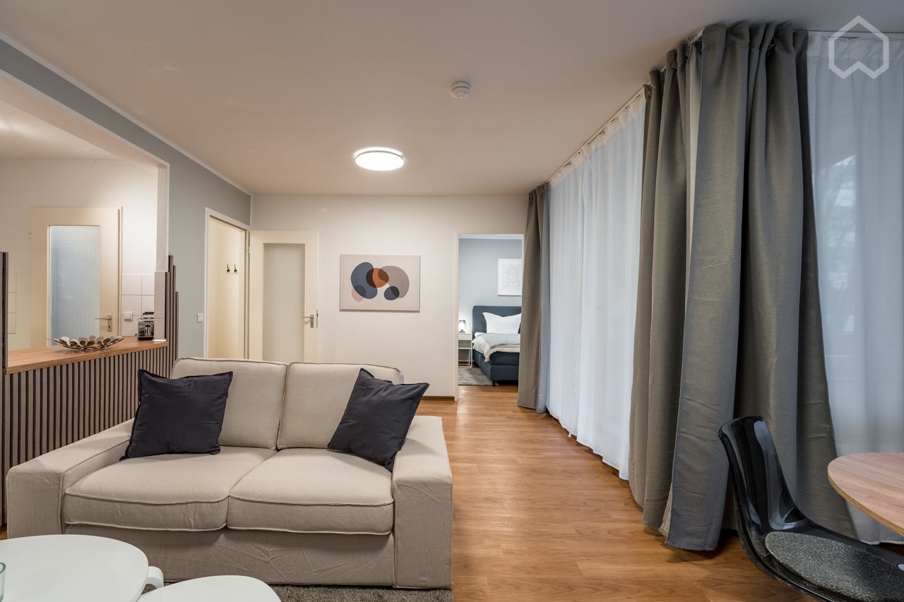 Spacious suite in quiet location