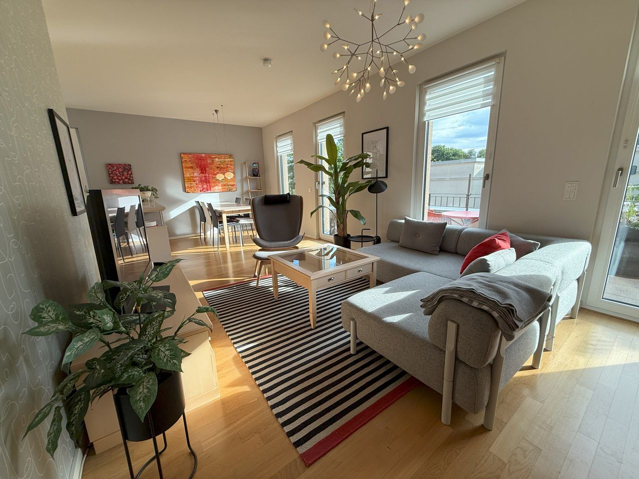 Exclusive, furnished, fully equipped 3-room apartment in a prime location in Potsdam city center with underground parking space and cleaning service