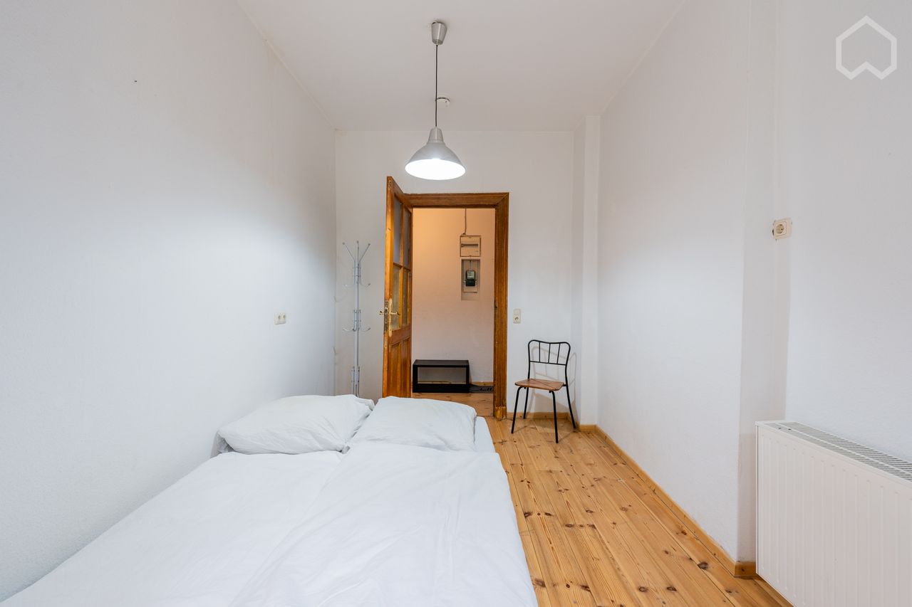 Charming cozy 2 room apartment close to the subway