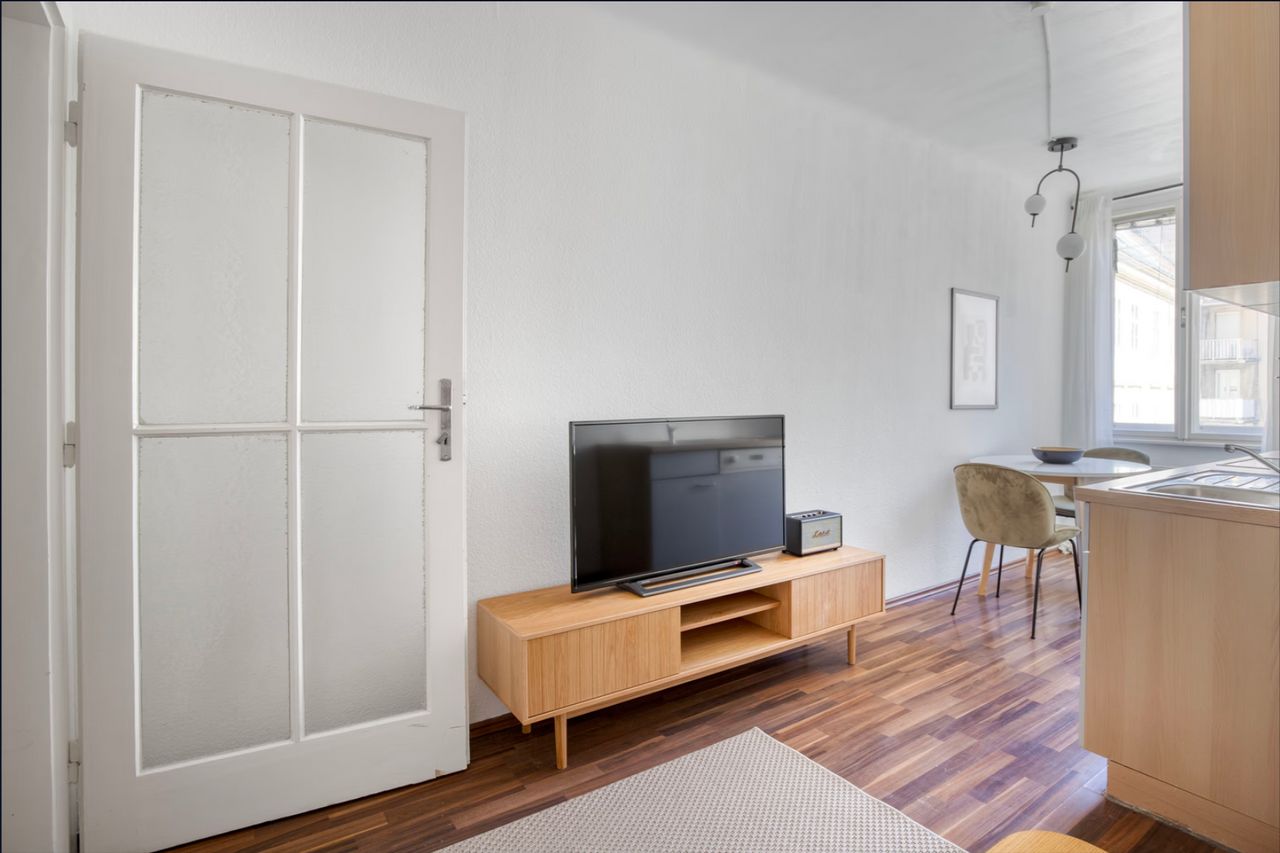 Dreamy Innere Stadt 1BR w/ Elevator, Furnished