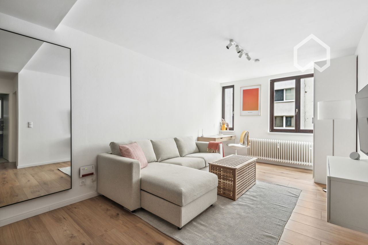 Prime location: Furnished two-room apartment with underground parking space in the most beautiful location of Mainz