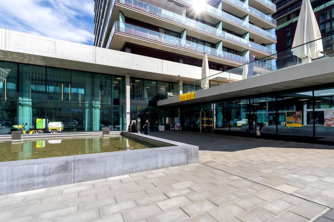 Modern city retreat with rooftop pool and concierge in central Vienna