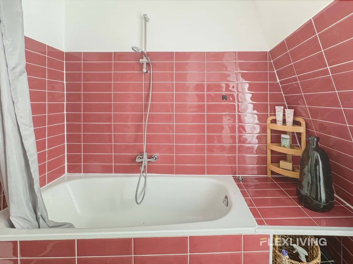 a charming studio located on the 6th floor of a beautiful Parisian building in the 14th arrondissement of Paris.