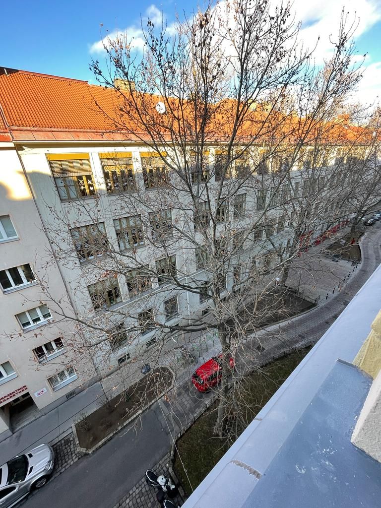 Central city apartment, sleeps 3. Close to downtown, near metro, bus and tramway