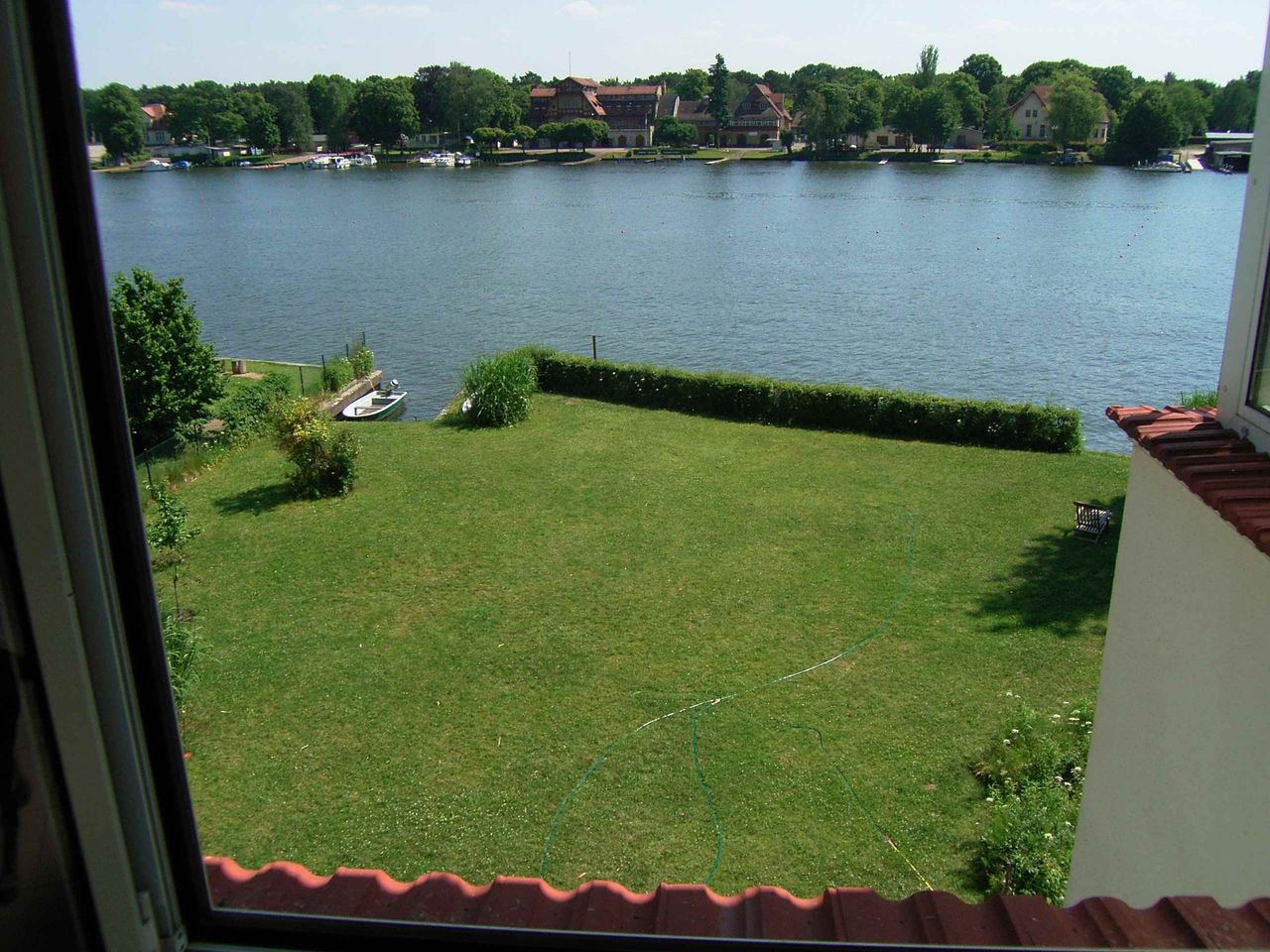 Garden-Apartment, ground floor, with Terrasse and a little boat-harbour on the „Langen-See“ Wendenschloss