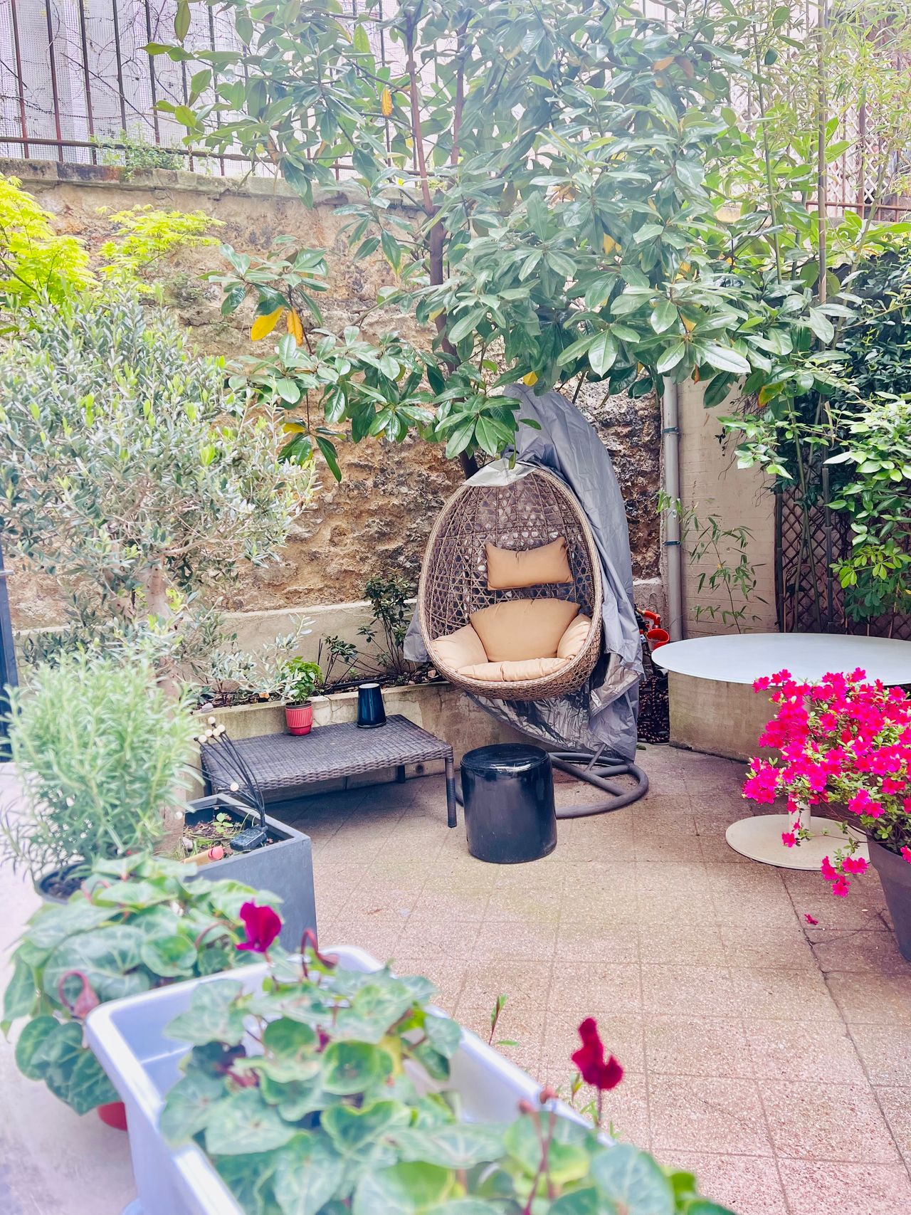 jardin privatif arboré sans vis à vis , place de Victor Hugo , Trocadéro