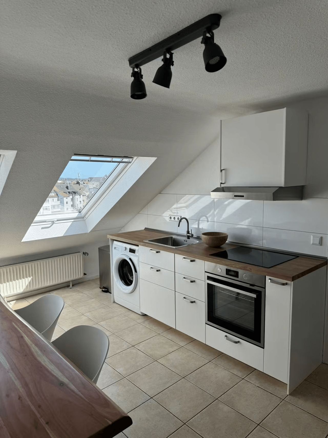 Stylish 3-Bedroom Apartment in Central Düsseldorf