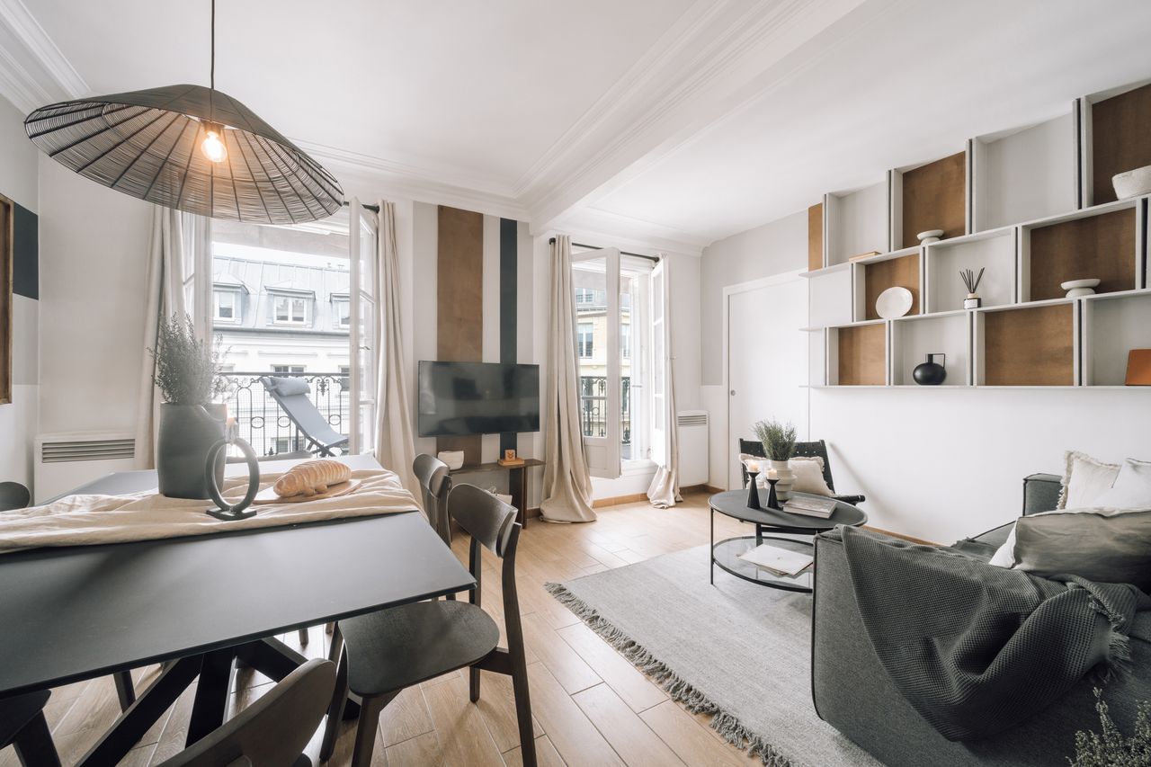 Rivoli - 2 bedrooms and a balcony in the Louvre district