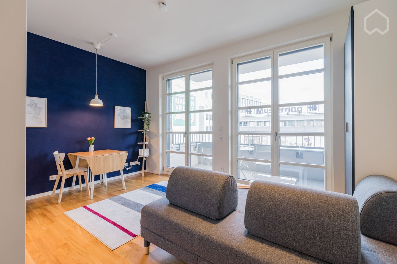 Bright studio apartment in Schöneberg with large East facing balcony
