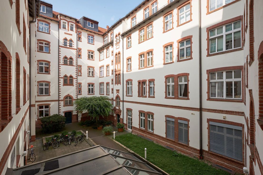 Furnished 2-room apartment in a listed building in Berlin Mitte – perfect for home office!