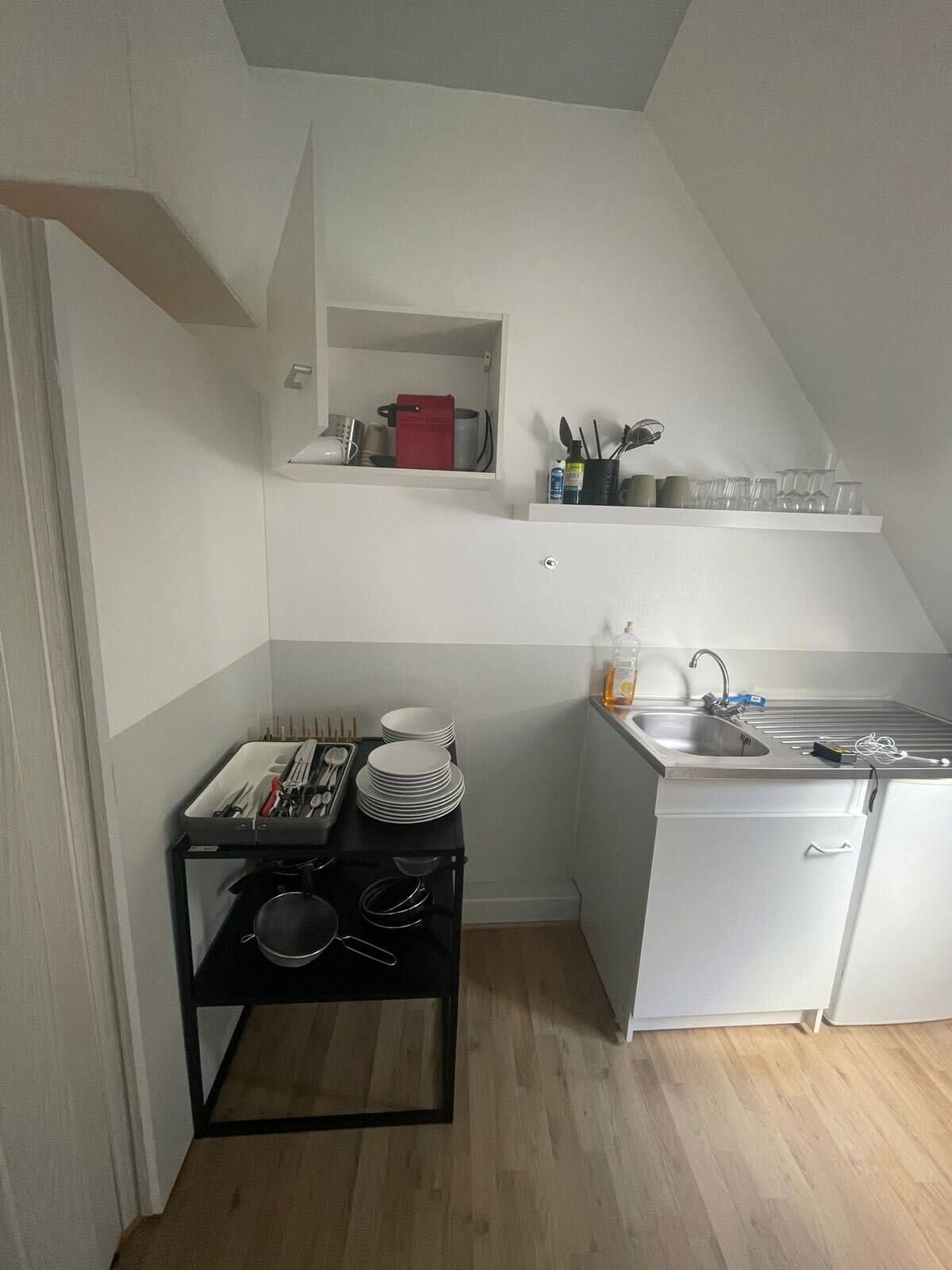 Comfortable and charming studio, located on the 6th floor with an elevator of a beautiful Parisian building.