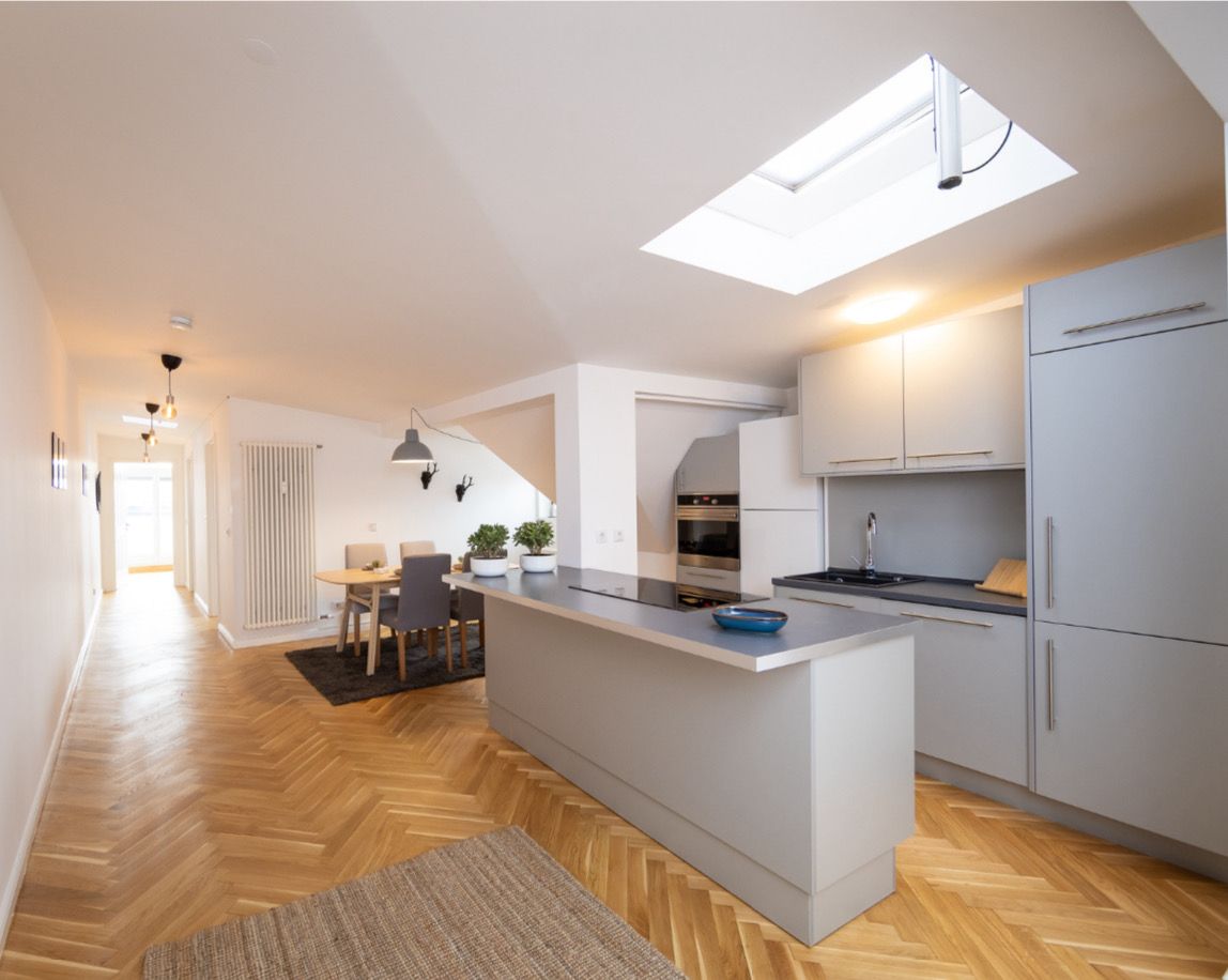 Spacious and bright Penthouse with sunny terrace in Mitte