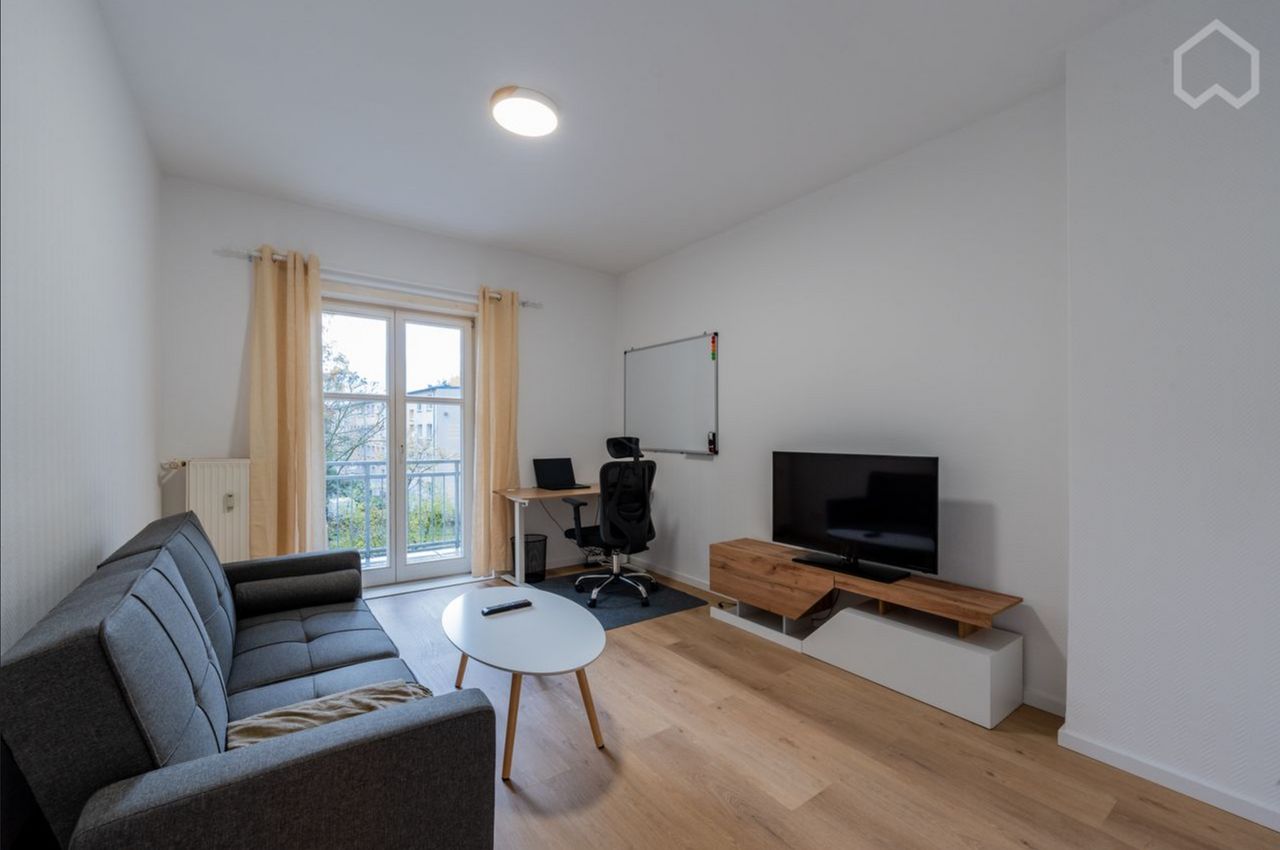 ✨ Sunny 2-Room Oasis in Berlin with South-Facing Balcony & Great Connections! ✨