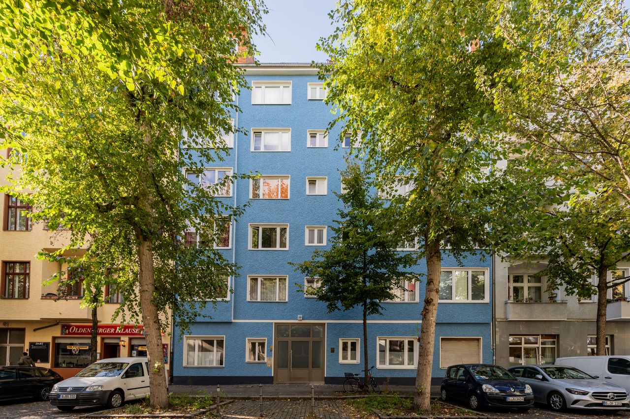 Stylish 2-Room Apartment with Light-Filled Workspace and Modern Amenities in Central Moabit