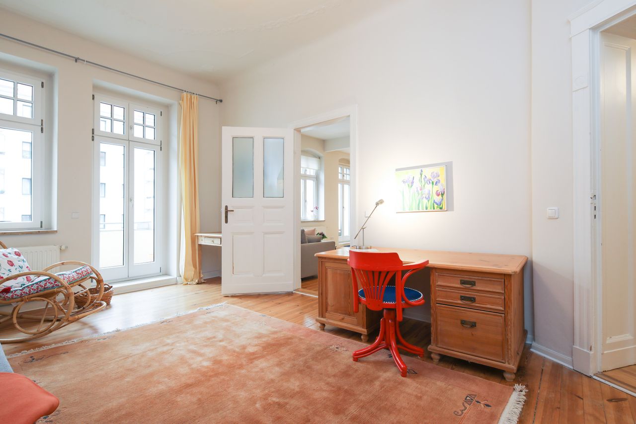 Bright and cozy 3 room apartment with 2 balconies in the middle of the trendy neighborhood Prenzlauer Berg