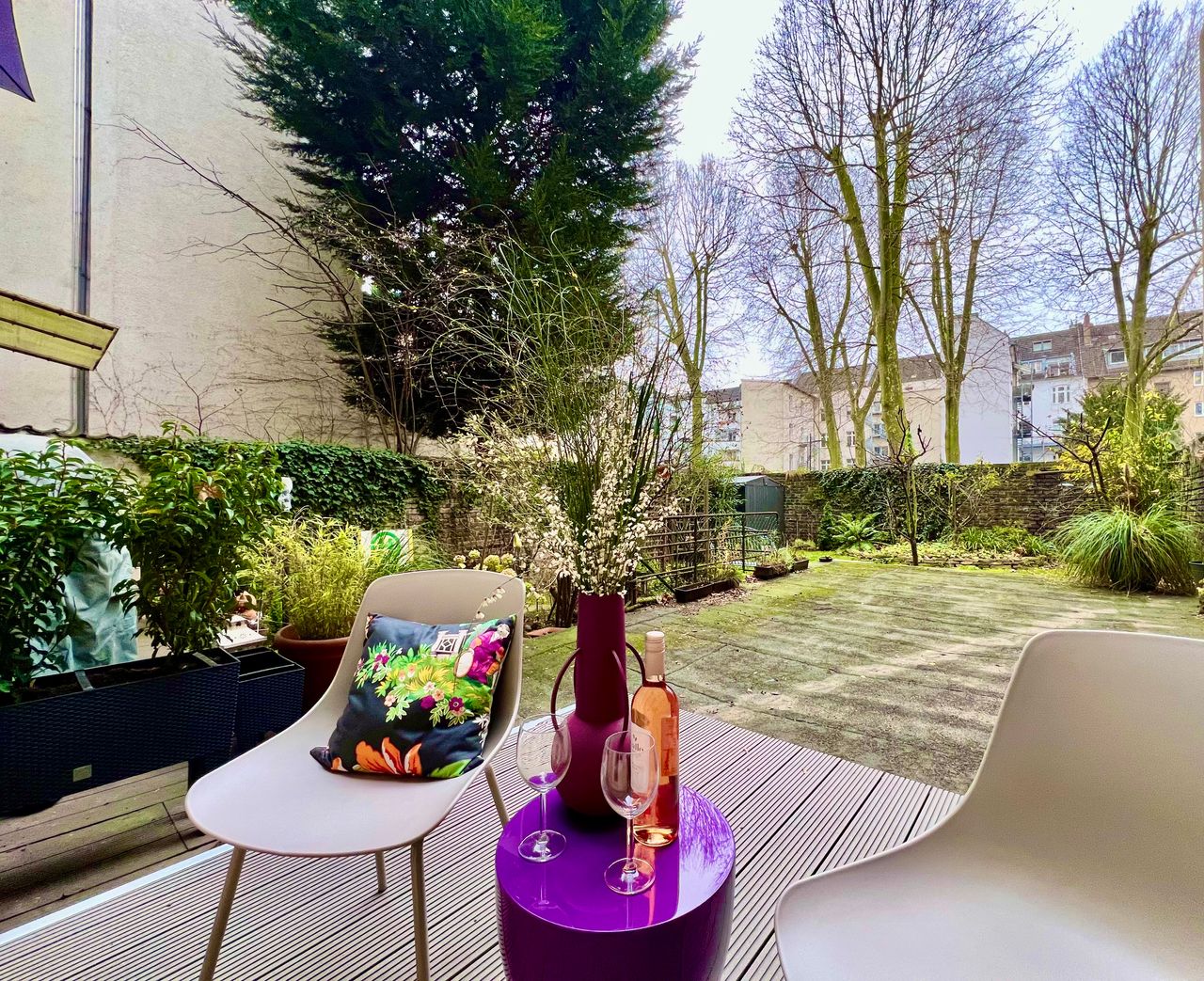 Stylishly Furnished Designer Apartment with Terrace in Düsseldorf-Pempelfort – Luxurious Living