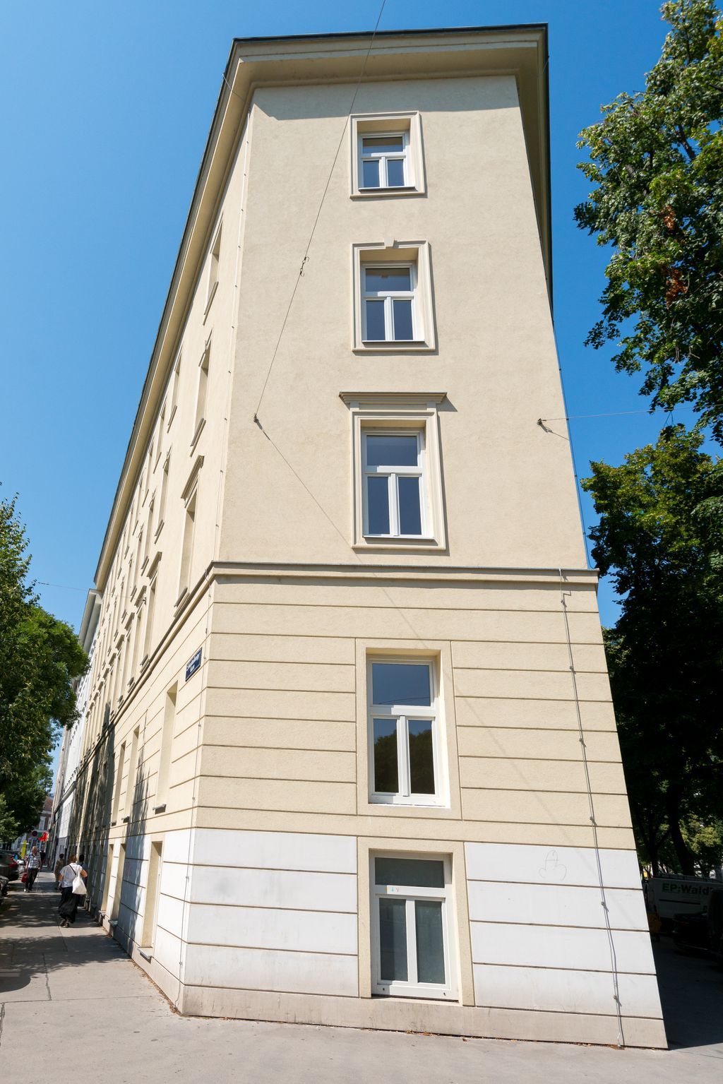 Versatile Viennese Altbau Apartment nearby the Vienna Exhibition Center with Space for Four