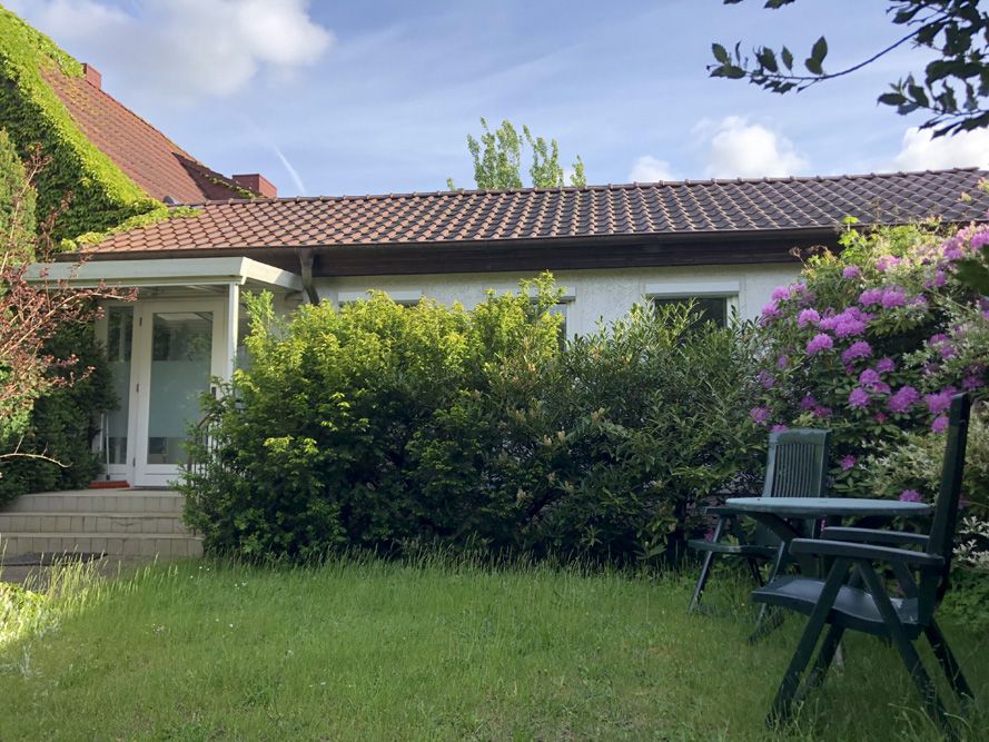 Living in the garden. Quiet furnished apartment in Rostock