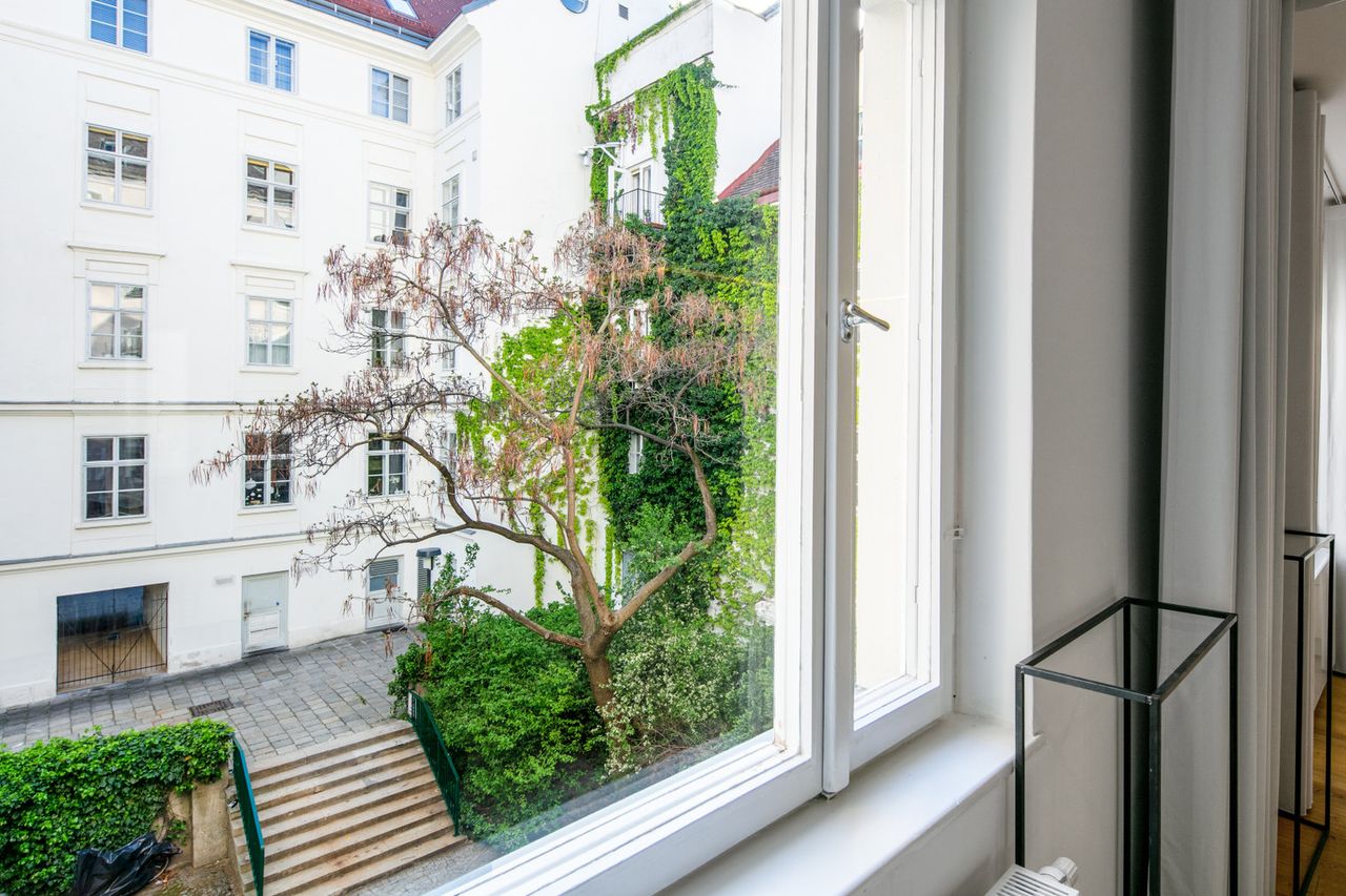 Chic Innere Stadt 2BR w/ Elevator, steps from Stephansdom