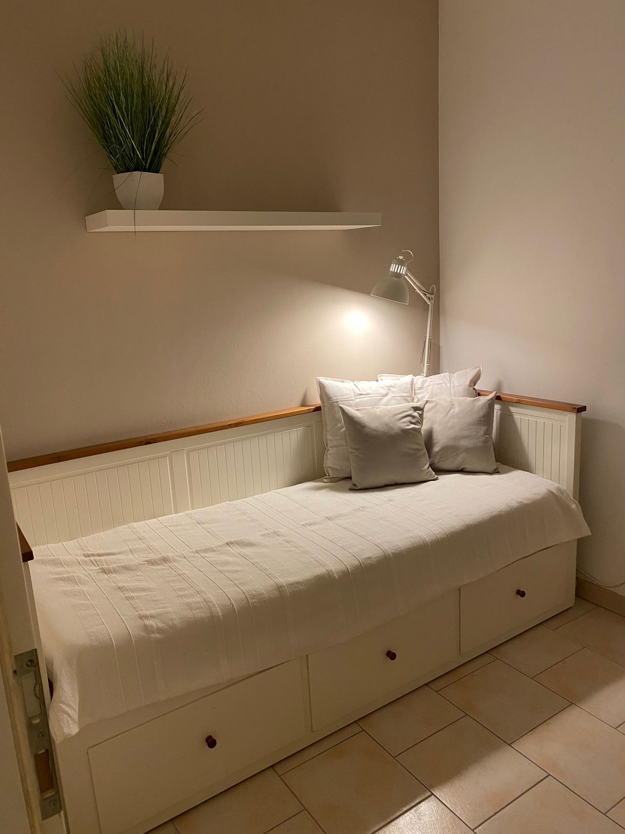 Neat and beautiful suite close to park