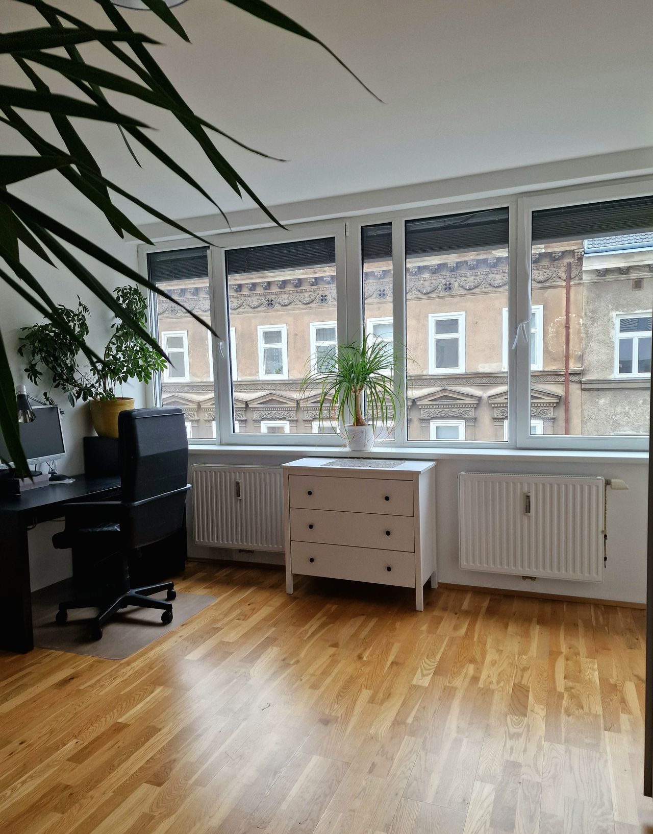 Fully furnished, bright 42m² apartment, 3 minutes from U-Bahn Keplerplatz.