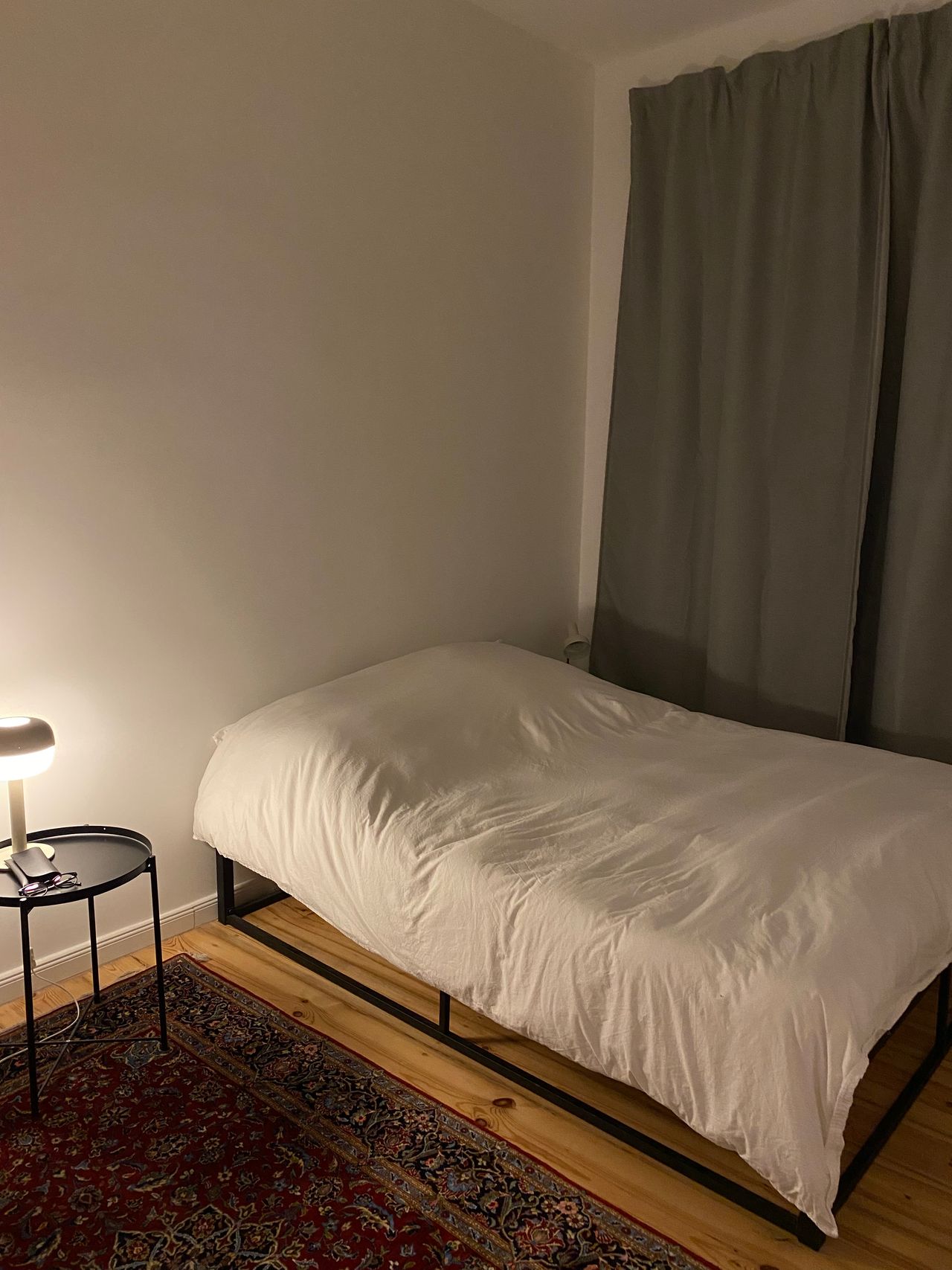 Renovated and Cozy 2 bedroom flats with an open kitchen / living area
