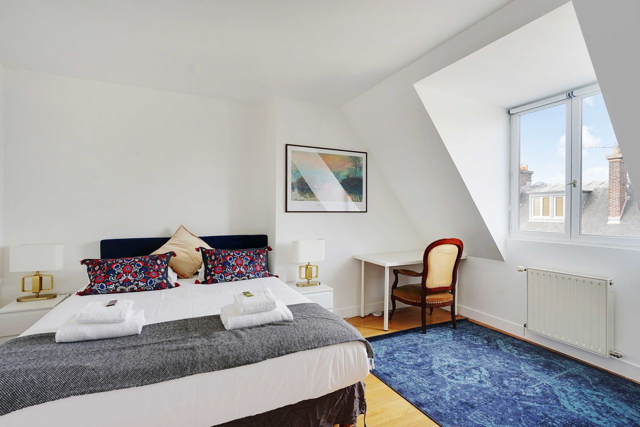 Luxurious Duplex Apartment with Prime Location near Arc de Triomphe in Paris' 8th Arrondissement