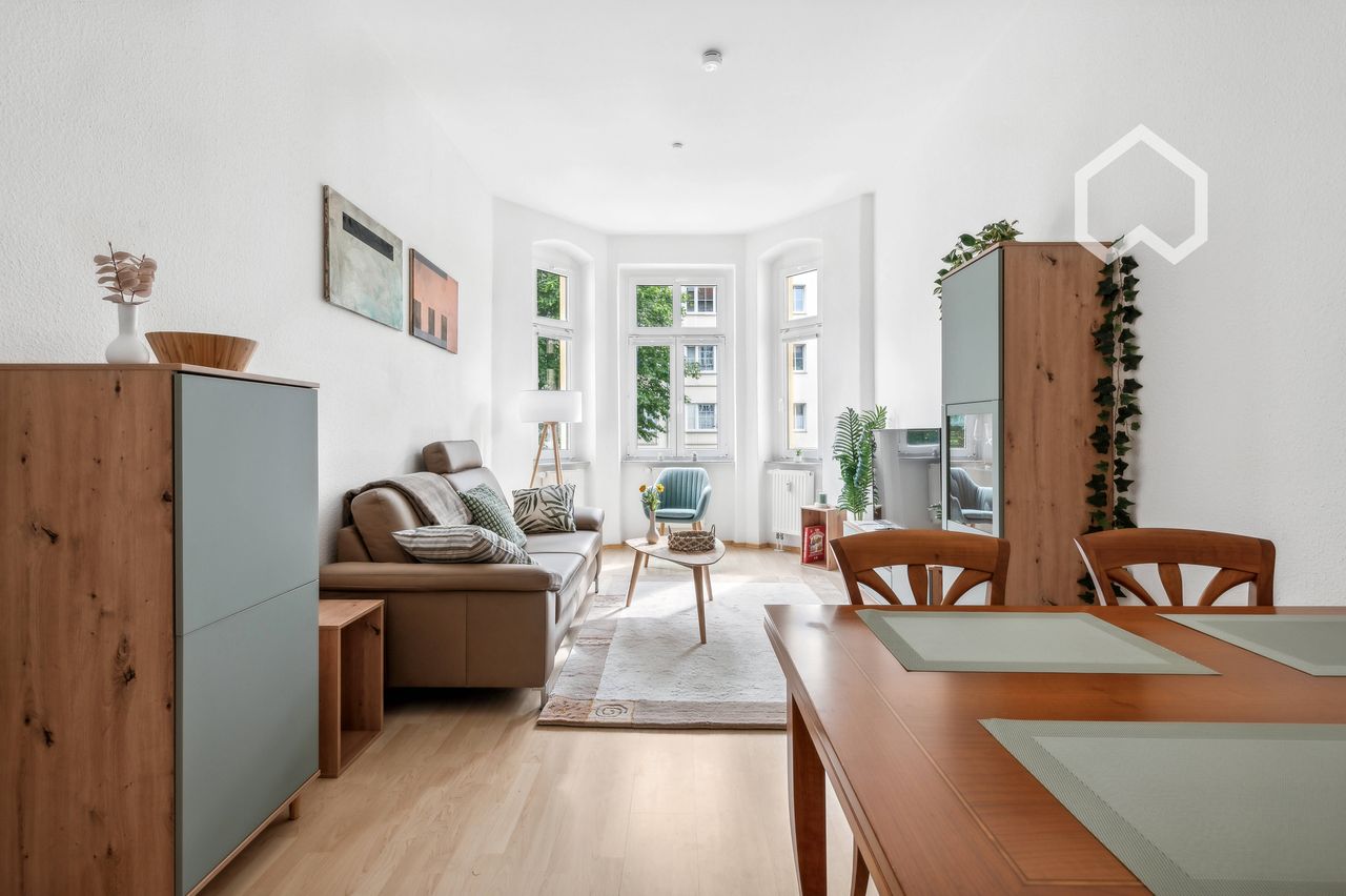 Cozy, quiet and newly furnished apartment in an old building near the park in the middle of Prenzlauer Berg