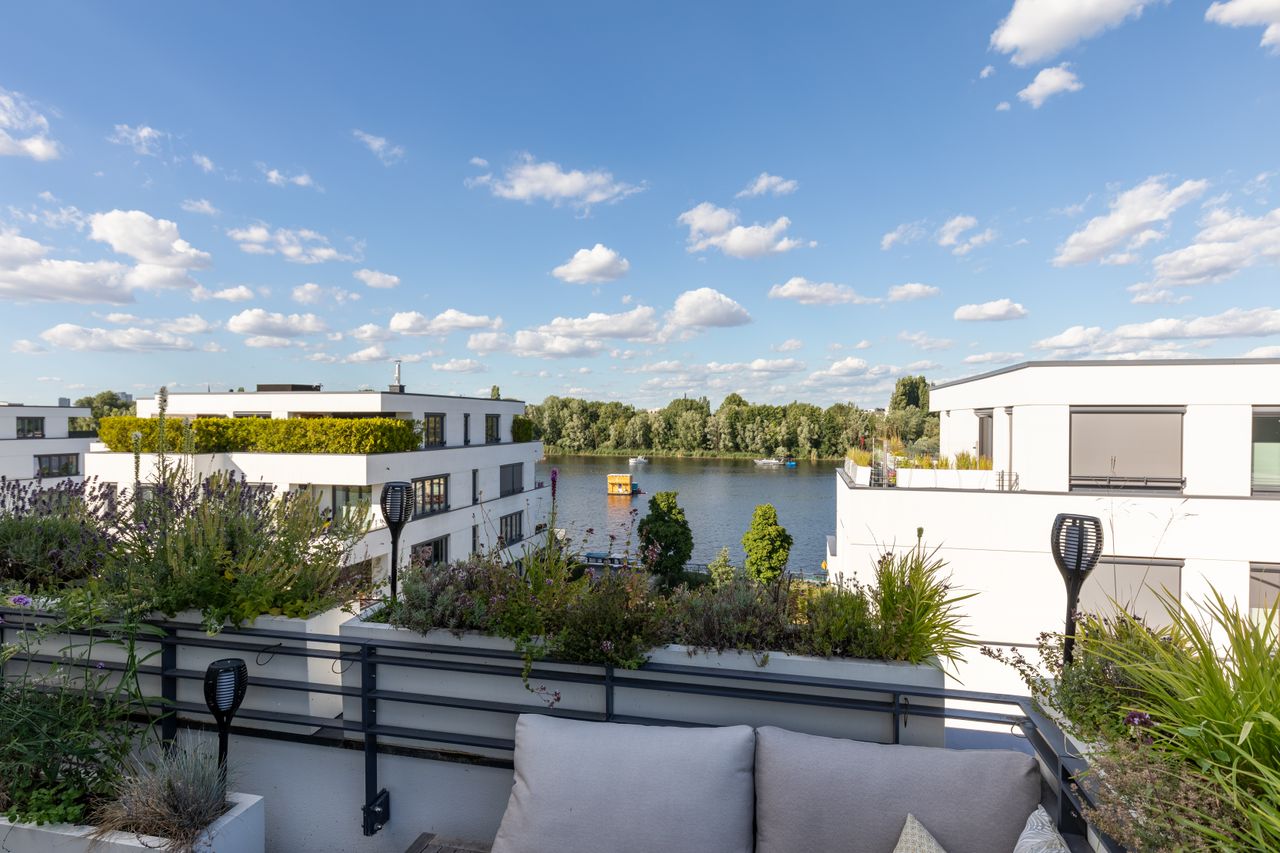 Bright apartment with lake view and big terrace in a quiet central location on Stralau