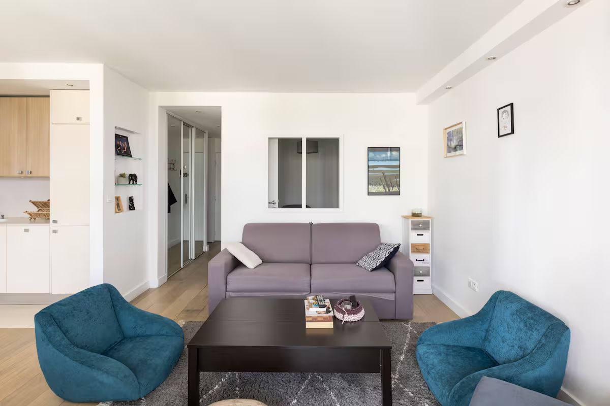 Rare gem - Renovated apartment, sunny terrace & separate bedroom with elevator, quiet street, a stone's throw from the metro