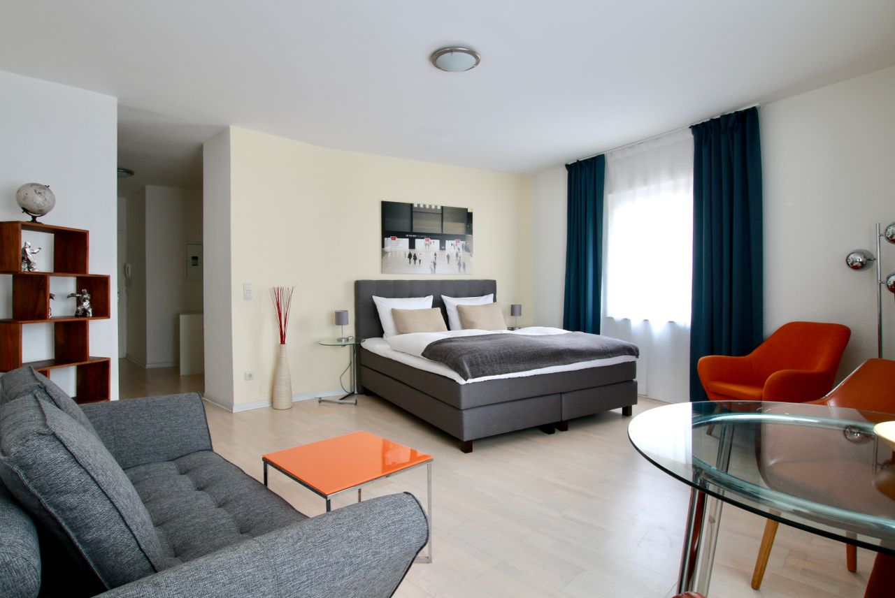 Bright and modernly refurbished apartment near Friesenplatz