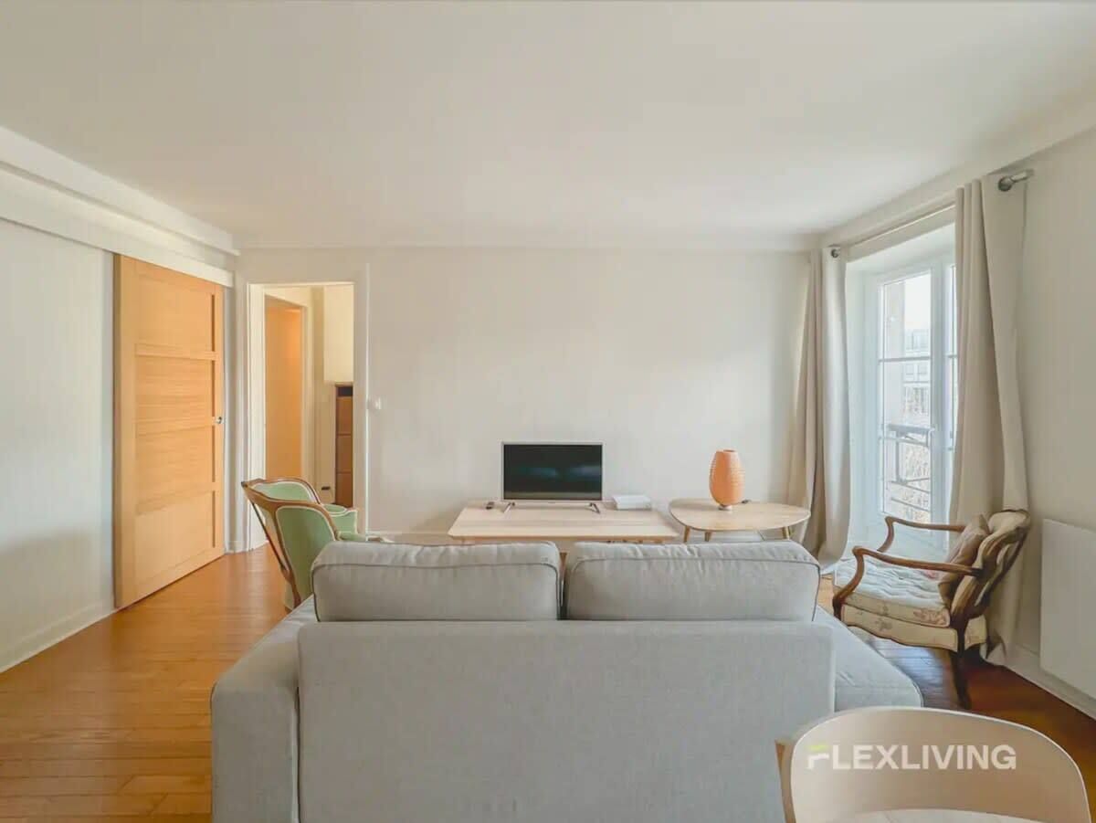 Charming 38 m2 apartment in a beautiful condominium, located on a quiet street in the 5th arrondissement.