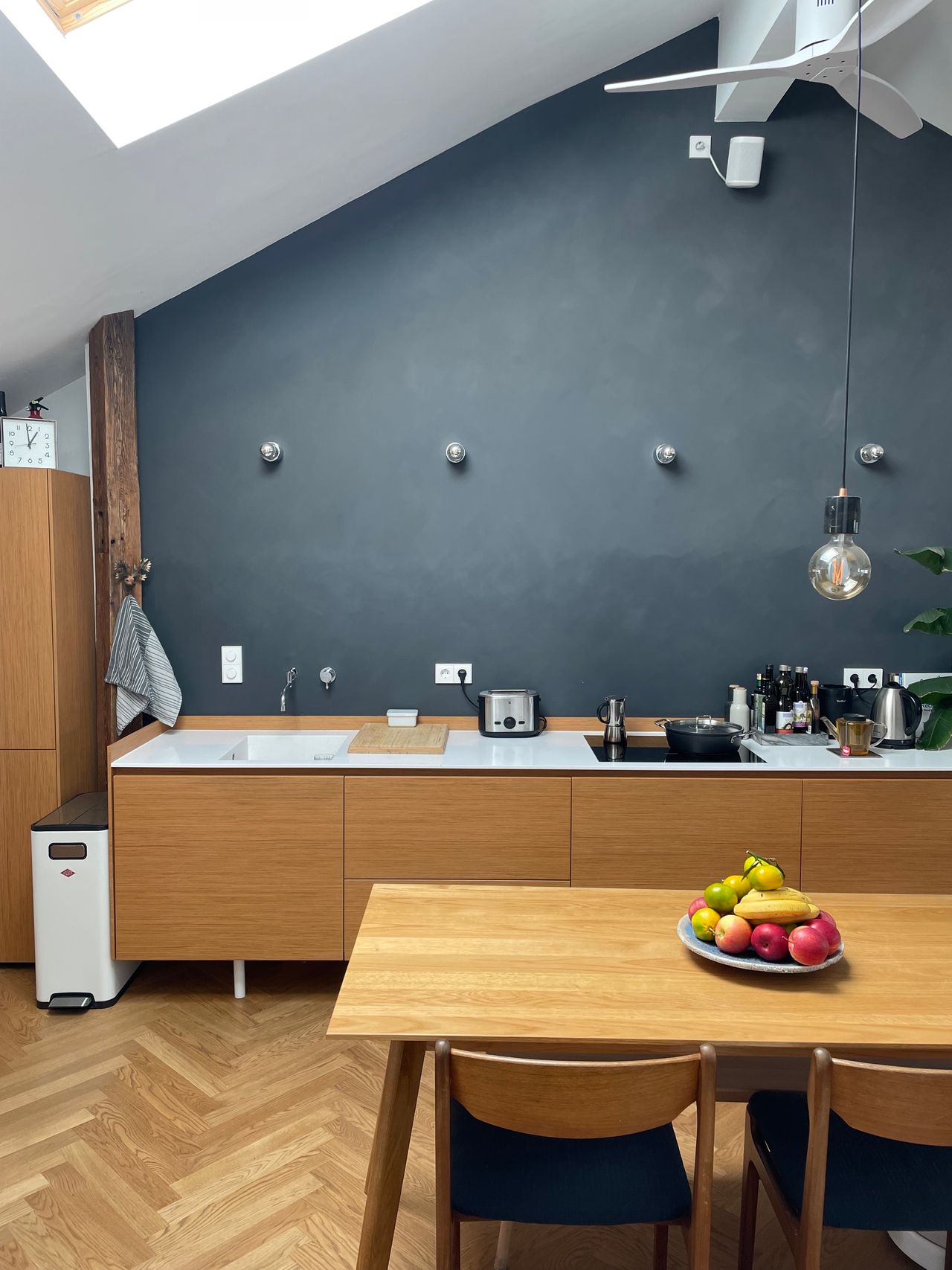 Renovated, light three room rooftop apartment located in Moabit