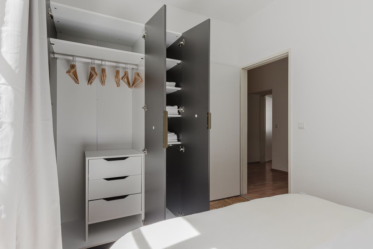 Outstanding Neubau 3BR w/ Elevator & Laundry