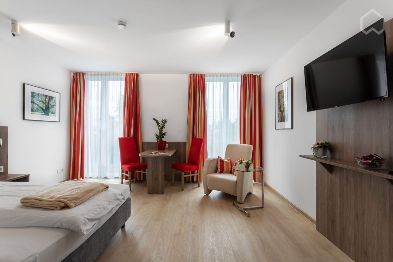 Light-flooded apartment with weekly cleaning service & fitness studio in the house, perfect location in Bogenhausen