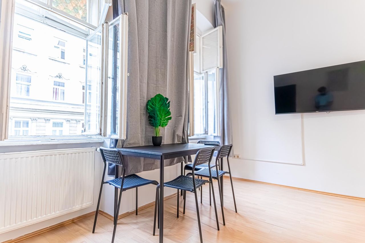 City-Linked 2BR Apartment Near Wiener Stadthalle