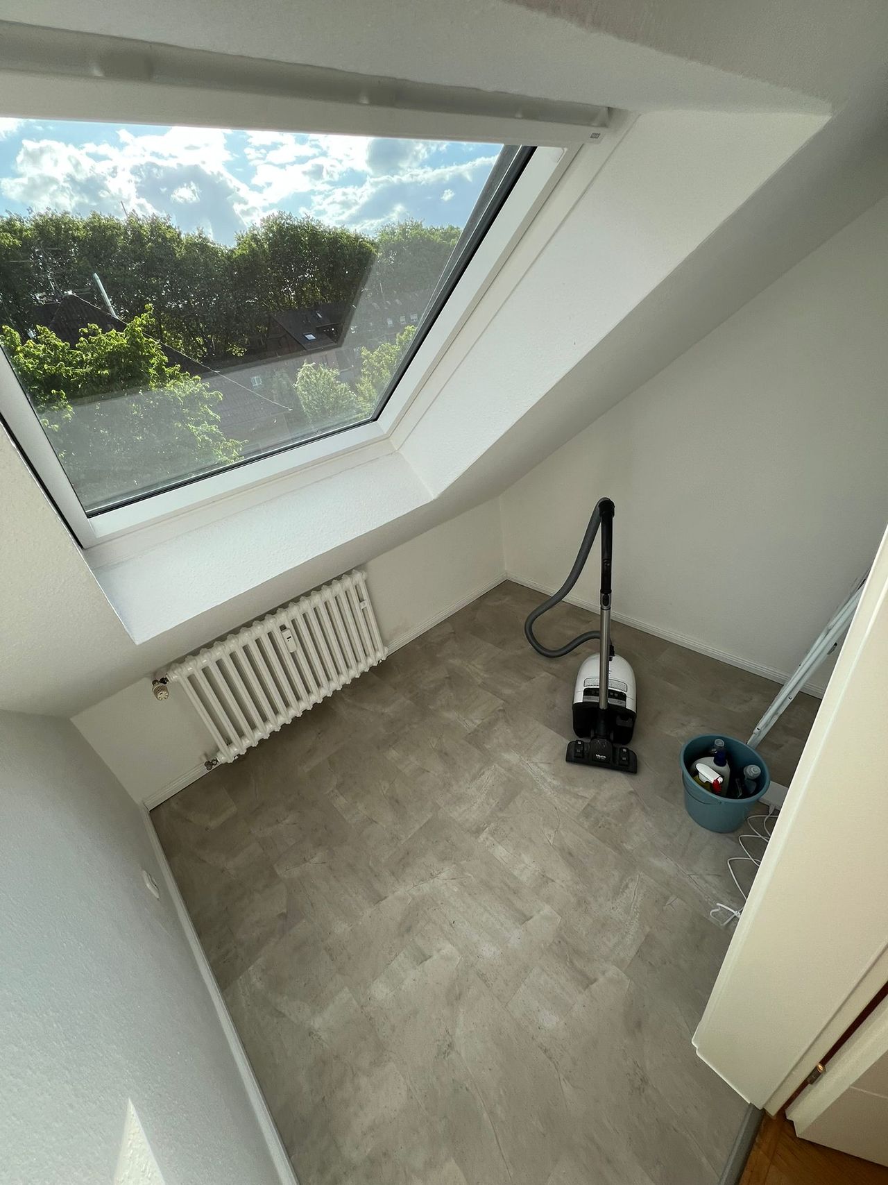 Modern Apartment in Duisburg with Balcony, Air Conditioning, and Green View – Fully Renovated in 2023