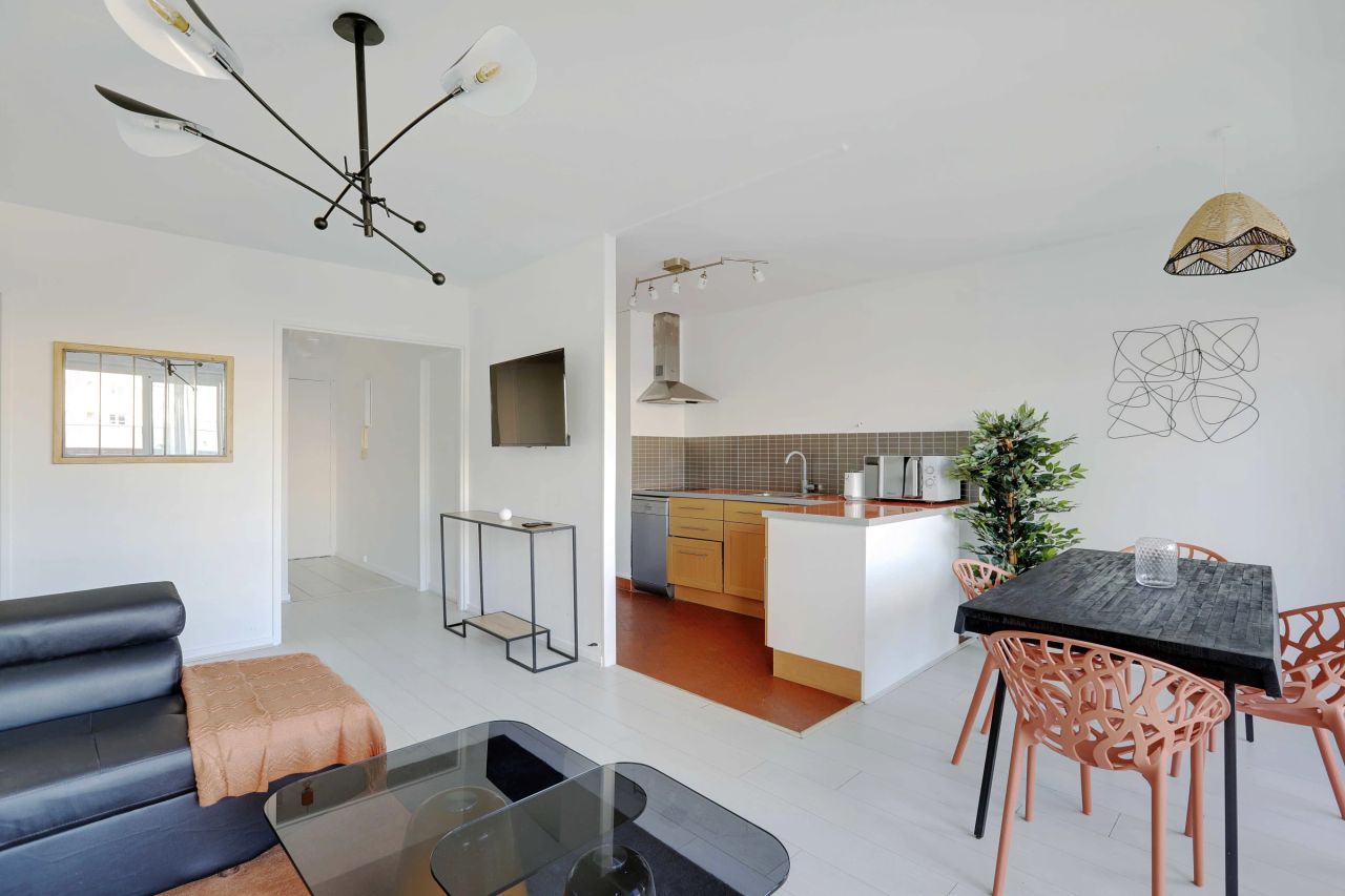 Superb flat on Avenue de Flandre in a modern building, perfect for students or professionals.