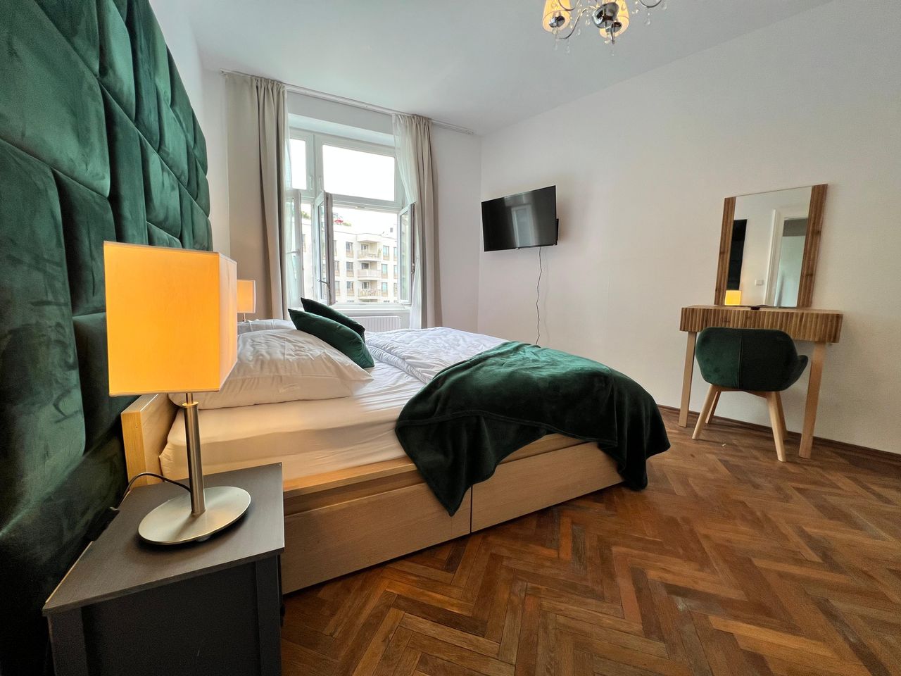 Convenient 3-BR Apt, 15 Min to Landstraße Hub