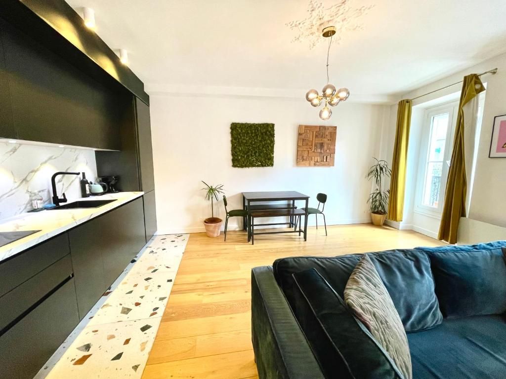 Elegant, spacious apartment located in the heart of Paris.