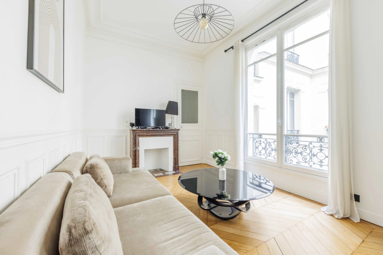 Beautiful 57m2 flat in the 8th arrondissement of Paris. Ideal location close to the Champs-Élysées!